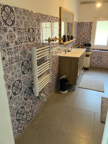 a large bathroom with a sink and a counter at Gîte La Belle Vue, Maison de campagne pour 21 personnes avec vue magnifique in Plainfaing