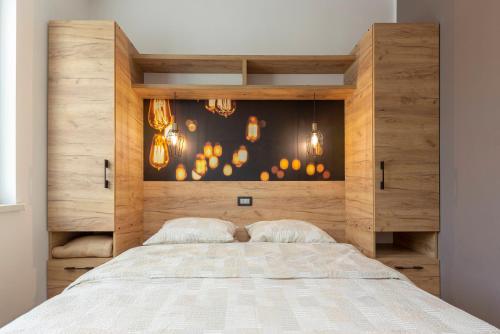 a bedroom with a bed with a wooden headboard at Restaurant Bric Dekani in Dekani
