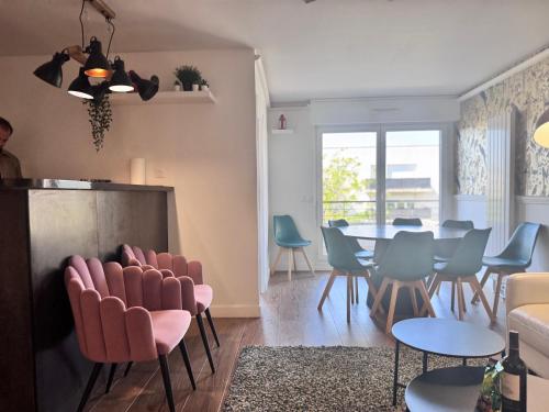 un salon avec une table et des chaises dans l'établissement FRUITIERS3, à Saint-Denis