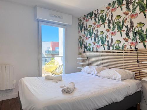 - une chambre avec un grand lit et du papier peint floral dans l'établissement FRUITIERS3, à Saint-Denis