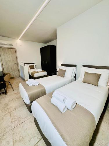 Postel nebo postele na pokoji v ubytování Hotel Paradise Rooms