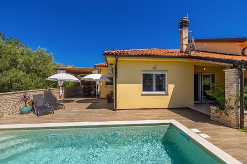 una villa con piscina y una casa en Holiday house AMARILLA with private pool, en Krk