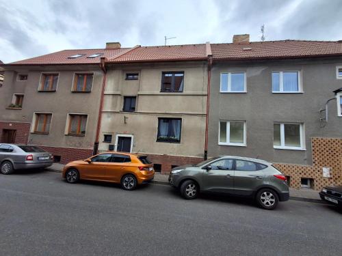 a group of cars parked in front of a building at Apartmán Žatec in Žatec