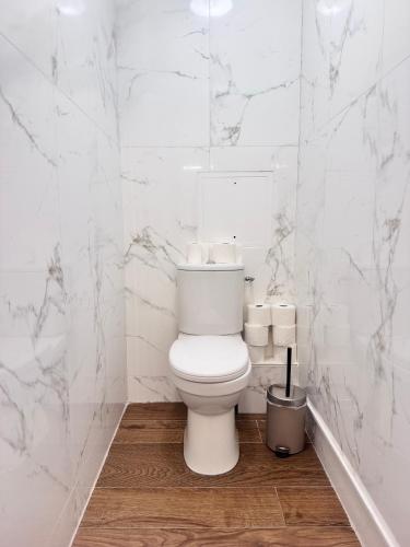 une salle de bains blanche avec des toilettes et une poubelle dans l'établissement FRUITIERS3, à Saint-Denis