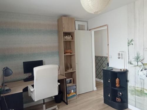 une pièce avec un bureau avec un ordinateur et une chaise dans l'établissement Maison 6-8 personnes, à La Celle-sous-Gouzon