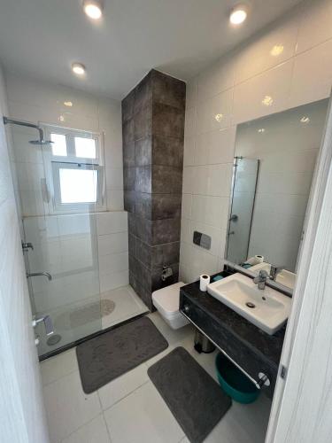 Ένα μπάνιο στο Live Above Luxury Exclusive Standalone Villa by the Sea