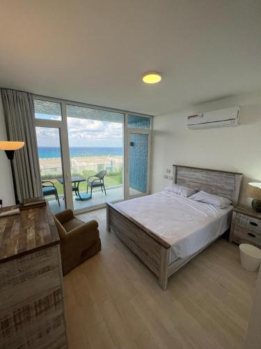 Ένα ή περισσότερα κρεβάτια σε δωμάτιο στο Live Above Luxury Exclusive Standalone Villa by the Sea