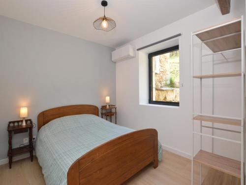 une chambre avec un lit et une fenêtre dans l'établissement Tranquil Holiday Home in Soturac with pool, à Soturac