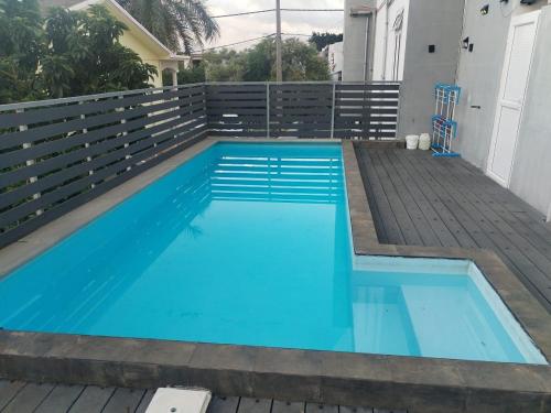 Bazén v ubytování Beautiful Apartment in Albion in gated community with shared pool nebo v jeho okolí