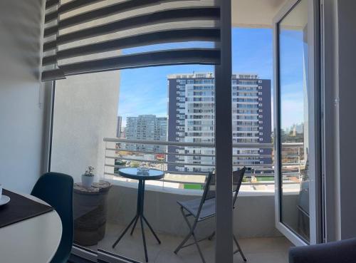 a room with a window with a table and chairs at MAIPU CENTRO LADO UNIVERSIDAD udd in Concepción