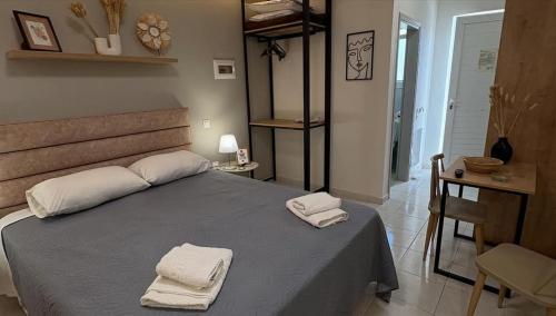 Ένα ή περισσότερα κρεβάτια σε δωμάτιο στο Johnhara Studios & Apartments 