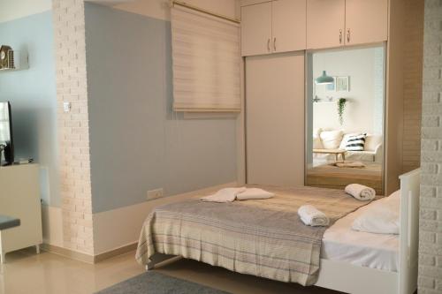 IskeleにあるCaesar Vitus Beach Homeのベッドルーム(鏡付きベッド1台付)