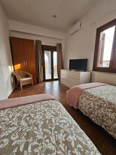 a hotel room with two beds and a television at KlaireyBelles in Dáfia