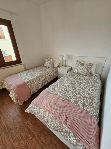 a bedroom with two beds and a window at KlaireyBelles in Dáfia