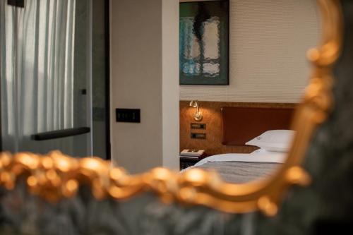 a hotel room with a bed and a mirror at SIXI CANGSHAN MOUNTAINS GOLDEN SUNRISE MIRROR OF THE SKY SOUND SLEEP HOTEL DALI ANCIENT CITy in Dali