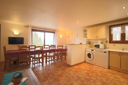 une cuisine et une salle à manger avec une table et une salle à manger dans l'établissement Chez Maguy appartements, aux Angles