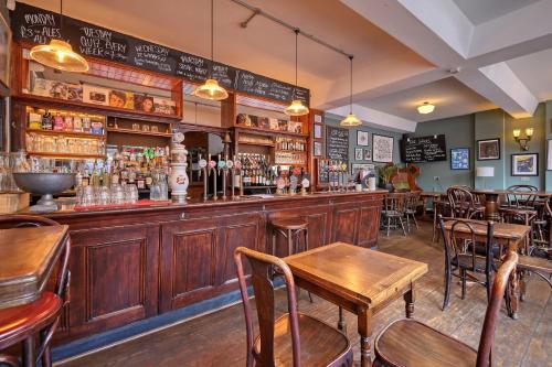 Lounge atau bar di The Carlton Tavern Hotel