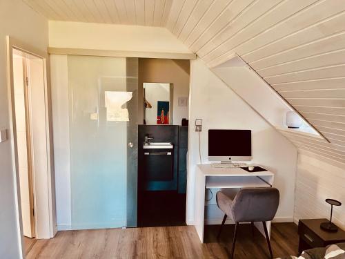 a room with a desk with a computer on it at Casa Romano in Lüneburg