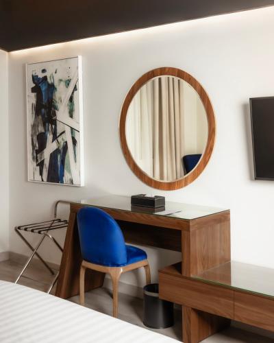 a bedroom with a desk and a mirror at Villa Misk Alkhobar in Al Khobar