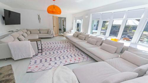 Khu vực ghế ngồi tại Shippenrill Croyde - Sleeps 14 - Hot Tub option - Stylish Home with fire pit, table tennis & dog friendly