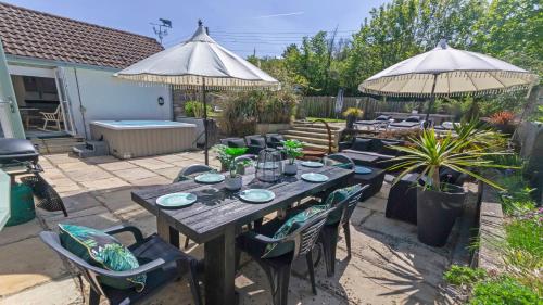 Vườn quanh Shippenrill Croyde - Sleeps 14 - Hot Tub option - Stylish Home with fire pit, table tennis & dog friendly