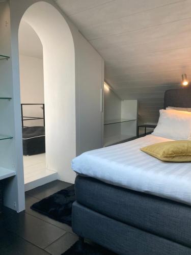 une chambre avec un grand lit et un placard dans l'établissement Villa Georges - La Rochelle centre -, à La Rochelle