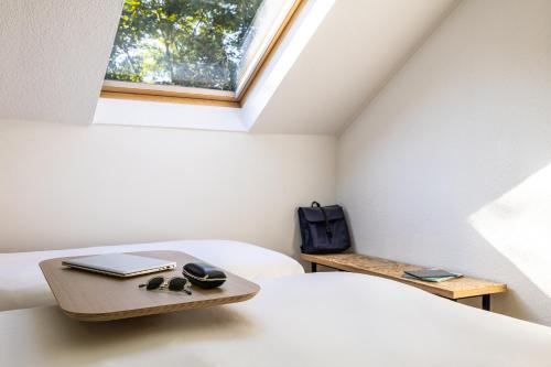 a small room with a bed and a window at greet Brussels Airport Zaventem in Zaventem