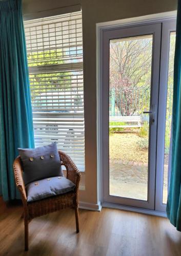 Ruang duduk di Cosy en-suite room Stellenbosch