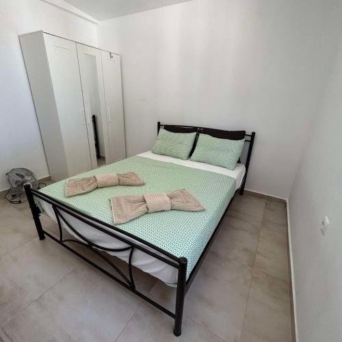 Una cama con dos toallas en una habitación en Villa ADAM, en Artemida