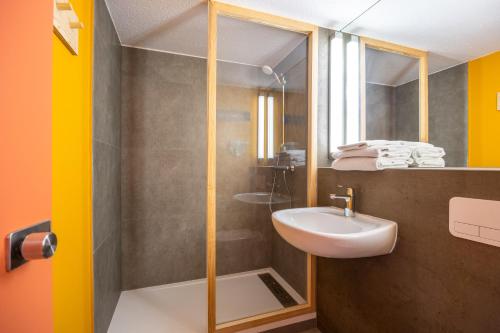 a bathroom with a sink and a shower at greet Brussels Airport Zaventem in Zaventem
