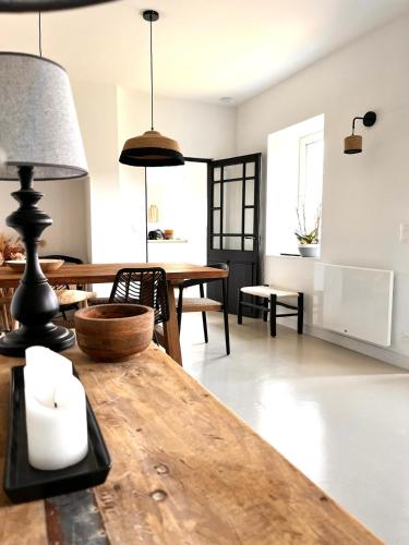 un salon avec une table en bois et une lampe dans l'établissement Maison familiale cosy proche mer Agon Coutainville, à Agon-Coutainville