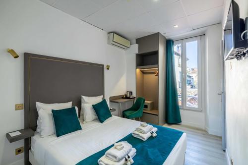une chambre d'hôtel avec un lit avec des serviettes dessus dans l'établissement Résidence AVATON Cannes Centre, à Cannes
