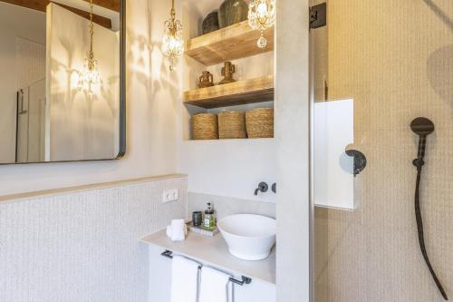 a bathroom with a sink and a mirror at Velamar in Aduanas