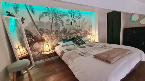 une chambre avec un lit avec un tableau sur le mur dans l'établissement Lovely Apartment with a Rooftop View in Aix, à Aix-en-Provence