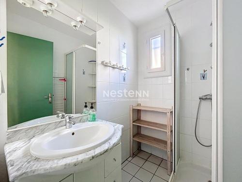 une salle de bain blanche avec un lavabo et une douche dans l'établissement 3735- Maison à 400m de la mer, à Argelès-sur-Mer