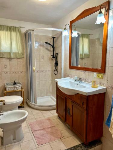 a bathroom with a sink and a shower and a toilet at Dea's House con parcheggio in Gaeta