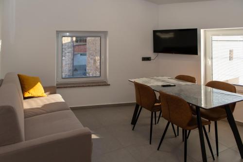 TV a/nebo společenská místnost v ubytování Apartments Pr' Užlejbvih