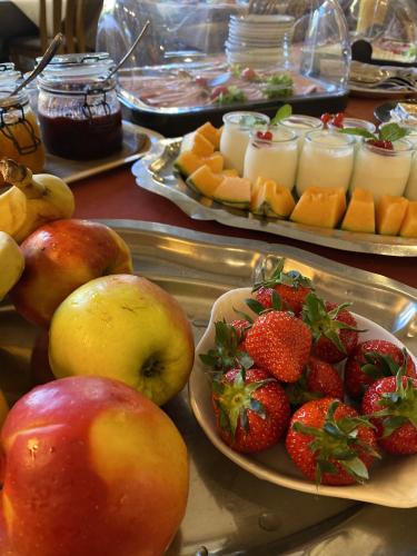 a buffet with strawberries and apples on a table at Auberge de L'an 1600 in Bouillon