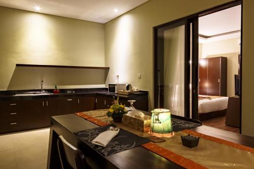 una cocina con fregadero y encimera en Buana Bali Villas & Spa, en Jimbaran