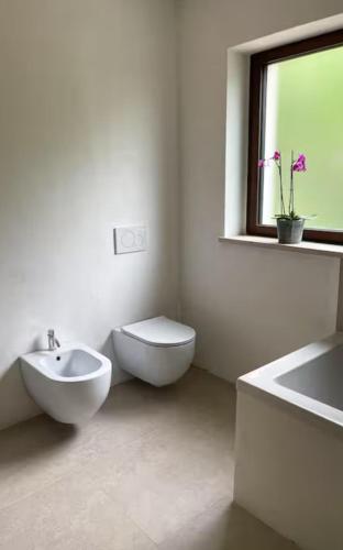 Bilik mandi di Casa Fiorita B&B Muggia