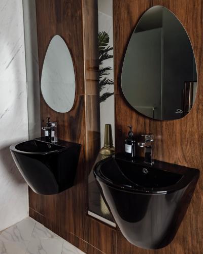 a bathroom with a black sink and a mirror at Villa Misk Alkhobar in Al Khobar
