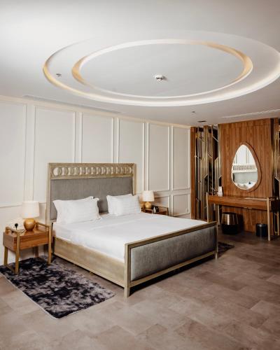 a bedroom with a large bed and a circular ceiling at Villa Misk Alkhobar in Al Khobar
