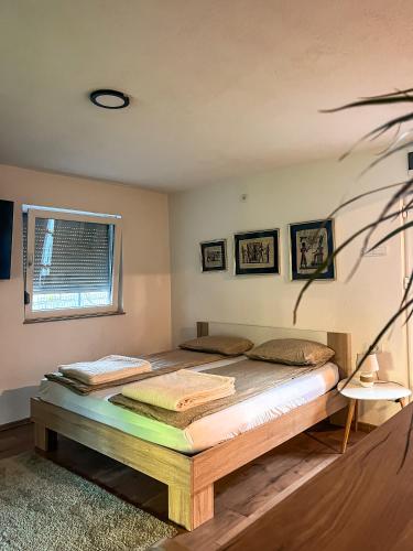 ein Schlafzimmer mit einem Bett und einem Fenster in der Unterkunft Rivergreen in Banja Luka