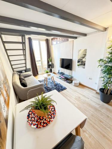 un salon avec un canapé et une table dans l'établissement Tennis Monaco Bijou, Rickeys, à Roquebrune-Cap-Martin