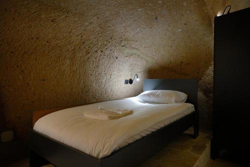 Cave Hostel in Cappadociaにあるベッド