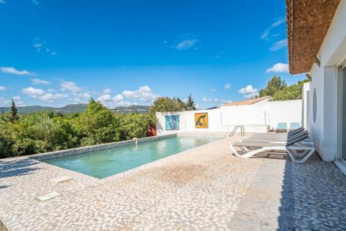 - une piscine à côté d'une maison dans l'établissement Villa piscine privée proche plages, à Montséret