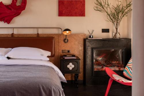 a bedroom with a bed and a fireplace at SIXI CANGSHAN MOUNTAINS GOLDEN SUNRISE MIRROR OF THE SKY SOUND SLEEP HOTEL DALI ANCIENT CITy in Dali