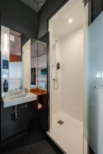 a bathroom with a shower and a sink at ibis budget Madrid Aeropuerto in Madrid