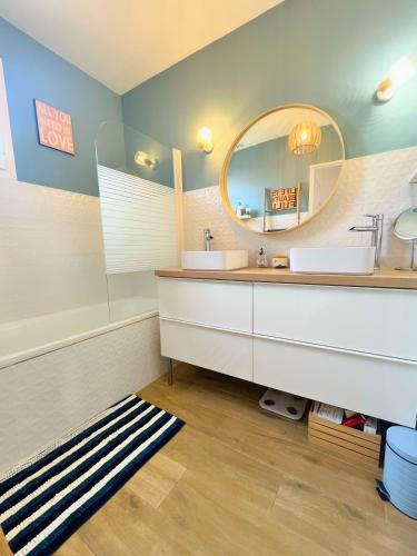 une salle de bain avec deux lavabos et un miroir dans l'établissement Villa Perdrix, à Marseille