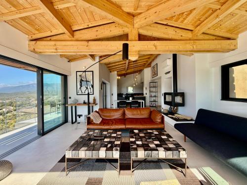 un salon avec un canapé et une table dans l'établissement Villa Altezza - vue mer 270°, à Porto-Vecchio